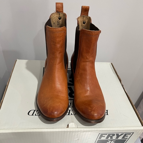 Frye boots 6.5 womens Distressed Carson Chelsea. Excellent Condition - Picture 3 of 5